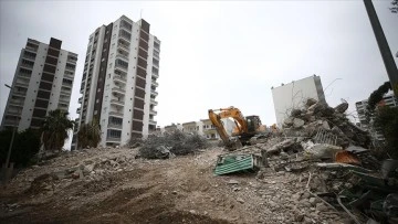 Depremde hasar g&ouml;ren 8 katlı bina kontroll&uuml; yıkıldı