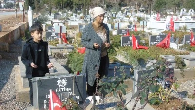 Depremde &ouml;len eşi ve oğlunun kabrini ziyaret etti