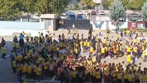 Depremden korkan &ouml;ğrenciler, m&uuml;zikle sakinleşti