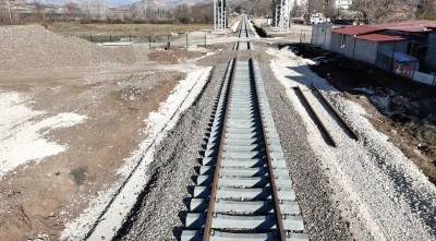 Depremlerde hasar g&ouml;ren G&ouml;lbaşı'ndaki demir yolu hattının onarımında sona gelindi