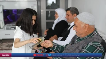 Depremzede &ccedil;ift bayramı yeni konutlarında kutluyor