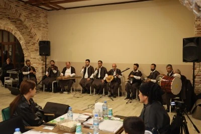 Depremzede &ccedil;ocuklar sıra gecesinde buluştu