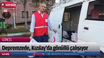 Depremzede, Kızılay&rsquo;da g&ouml;n&uuml;ll&uuml; &ccedil;alışıyor