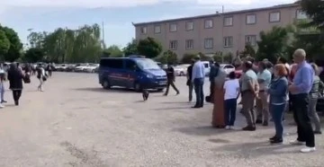  Depremzede &ouml;ğrenciyi sınava jandarma ekipleri yetiştirdi