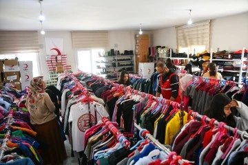 Depremzedelere  hijyen malzemesi dağıtıldı