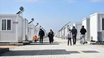 Depremzedelerin kaldığı konteynerlere klima takılıyor