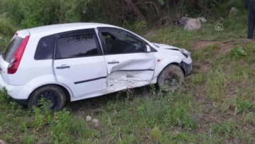Dereye devrilen otomobilin s&uuml;r&uuml;c&uuml;s&uuml; kaza yerinden ka&ccedil;tı