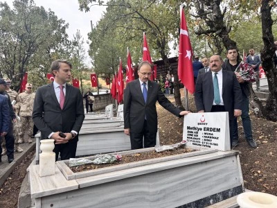 Derince k&ouml;y&uuml;nde PKK'lı ter&ouml;ristlerin katlettiği 22 kişi t&ouml;renle anıldı