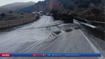 Devrilen asfalt y&uuml;kl&uuml; tırdaki 2 kişi yaralandı