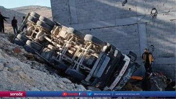 Devrilen beton mikserinin s&uuml;r&uuml;c&uuml;s&uuml; yaralandı