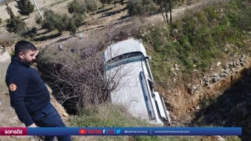 Devrilen hafif ticari ara&ccedil;taki 2 kişi yaralandı