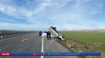 Devrilen kamyonetteki 3 kişi yaralandı