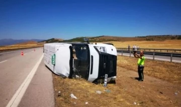 Devrilen minib&uuml;steki 13 kişi yaralandı