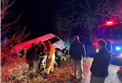 Devrilen minib&uuml;steki 4 kişi yaralandı