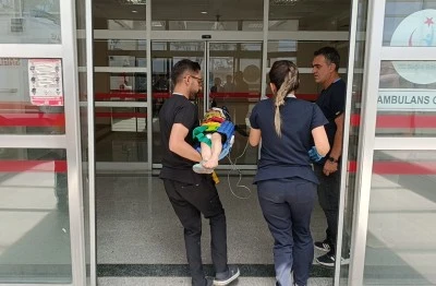 Devrilen minib&uuml;steki 4'&uuml; &ccedil;ocuk 5 kişi yaralandı