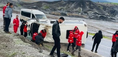 Devrilen minib&uuml;steki 9 kişi yaralandı