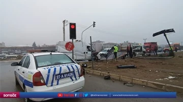 Devrilen minib&uuml;s&uuml;n s&uuml;r&uuml;c&uuml;s&uuml; yaralandı