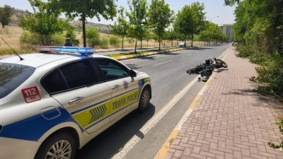 Devrilen motosikletin s&uuml;r&uuml;c&uuml;s&uuml; &ouml;ld&uuml;