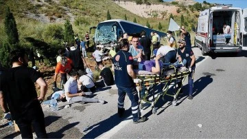 Devrilen otobüsteki 35 yolcu yaralandı