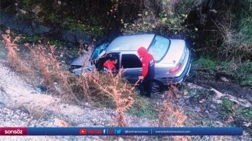 Devrilen otomobildeki 1 &ccedil;ocuk &ouml;ld&uuml;, 8 kişi yaralandı