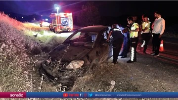 Devrilen otomobildeki 1 kişi &ouml;ld&uuml;, 6 kişi yaralandı