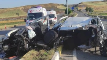 Devrilen otomobildeki 2 kişi &ouml;ld&uuml;