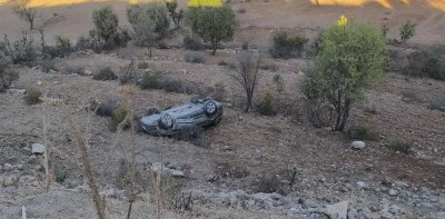 Devrilen otomobildeki 2 kişi yaralandı
