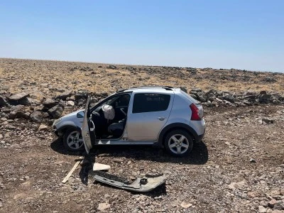 Devrilen otomobildeki 2 kişi yaralandı