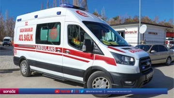 Devrilen otomobildeki 3 kişi yaralandı