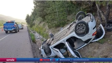 Devrilen otomobildeki 3 kişi yaralandı
