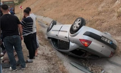 Devrilen otomobildeki 3 kişi yaralandı
