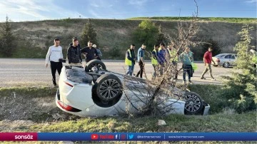 Devrilen otomobildeki 3 kişi yaralandı
