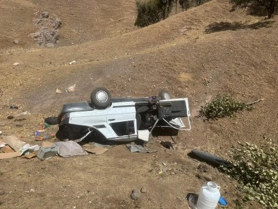 Devrilen otomobildeki 3'&uuml; &ccedil;ocuk, 8 kişi yaralandı