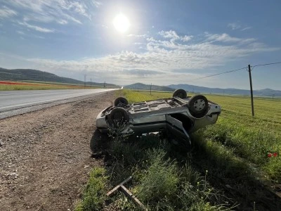 Devrilen otomobildeki 4 kişi yaralandı