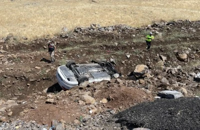 Devrilen otomobildeki 4 kişi yaralandı