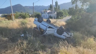 Devrilen otomobildeki 4 kişi yaralandı