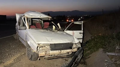 Devrilen otomobildeki 4 kişi yaralandı