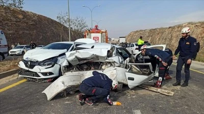 Devrilen otomobildeki 4 kişi yaralandı