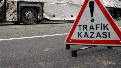 Devrilen otomobildeki 5 kişi yaralandı