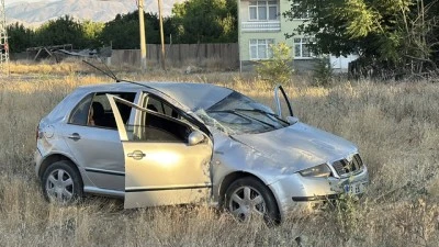 Devrilen otomobildeki 5 kişi yaralandı