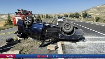 Devrilen otomobildeki 5 kişi yaralandı