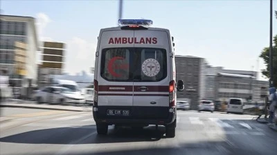 Devrilen otomobildeki baba ile oğlu &ouml;ld&uuml;, anne yaralandı