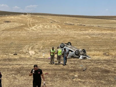 Devrilen otomobilin s&uuml;r&uuml;c&uuml;s&uuml; yaralandı