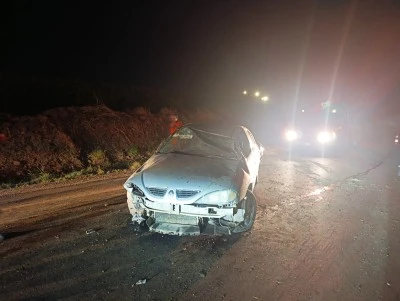 Devrilen otomobilin s&uuml;r&uuml;c&uuml;s&uuml; yaralandı
