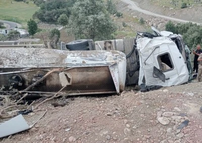Devrilen su tankerinin s&uuml;r&uuml;c&uuml;s&uuml; ağır yaralandı