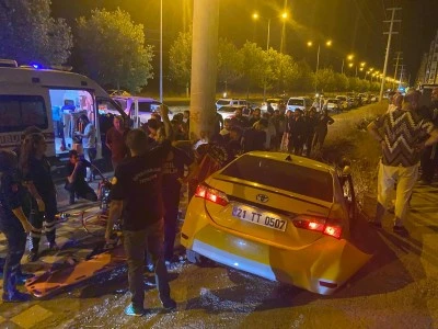 Devrilen taksideki 2 kişi yaralandı