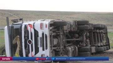 Devrilen tırın s&uuml;r&uuml;c&uuml;s&uuml; yaralandı