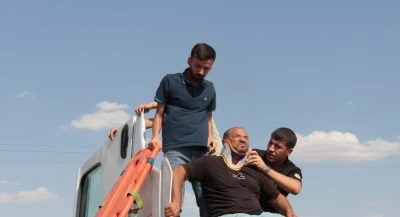 Devrilen tırın s&uuml;r&uuml;c&uuml;s&uuml; yaralandı
