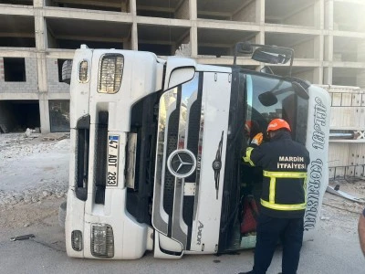 Devrilen tırın s&uuml;r&uuml;c&uuml;s&uuml; yaralandı