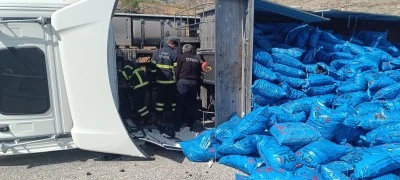 Devrilen tırın s&uuml;r&uuml;c&uuml;s&uuml; yaralandı